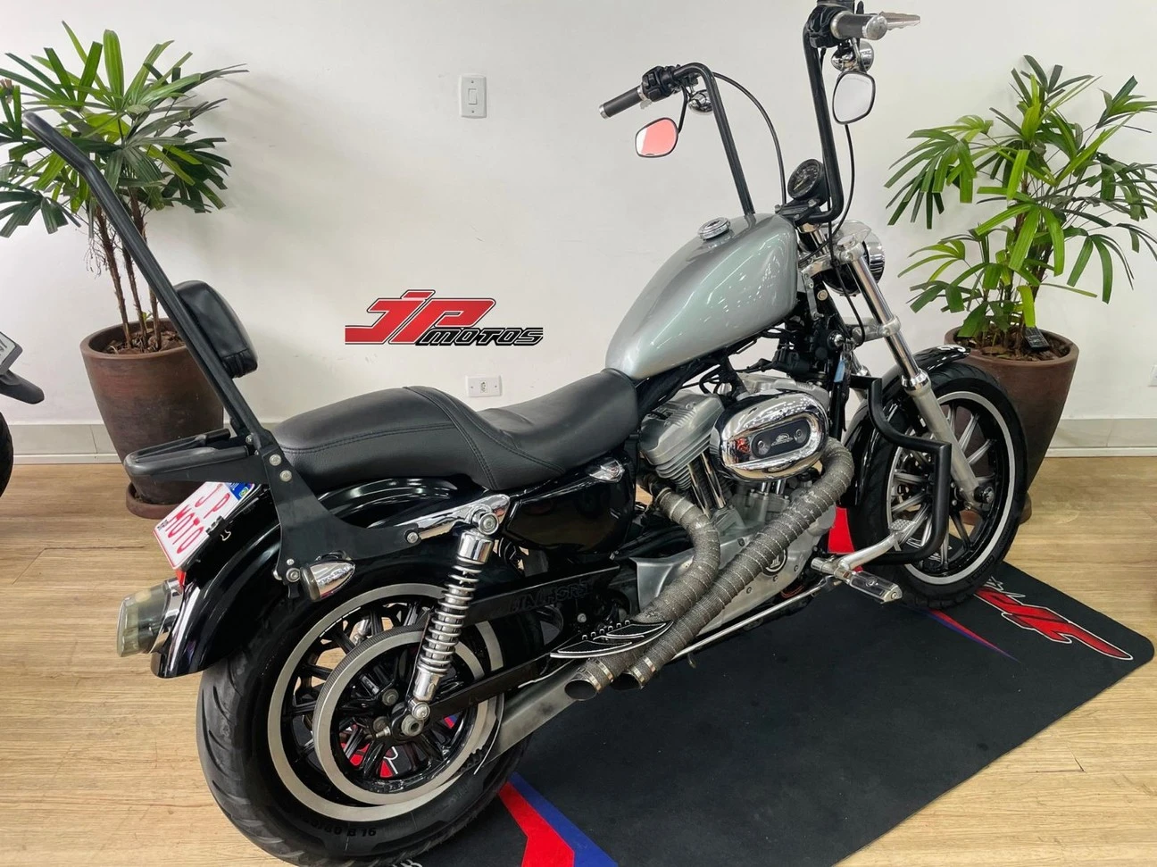 HARLEY-DAVIDSON SPORTSTER XL 883 R