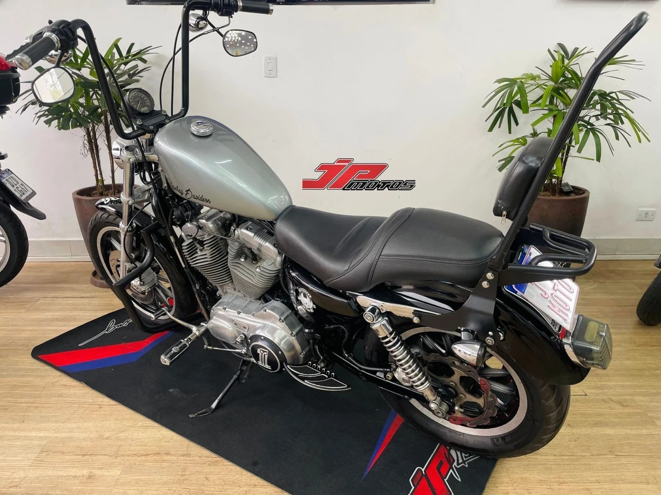 HARLEY-DAVIDSON SPORTSTER XL 883 R