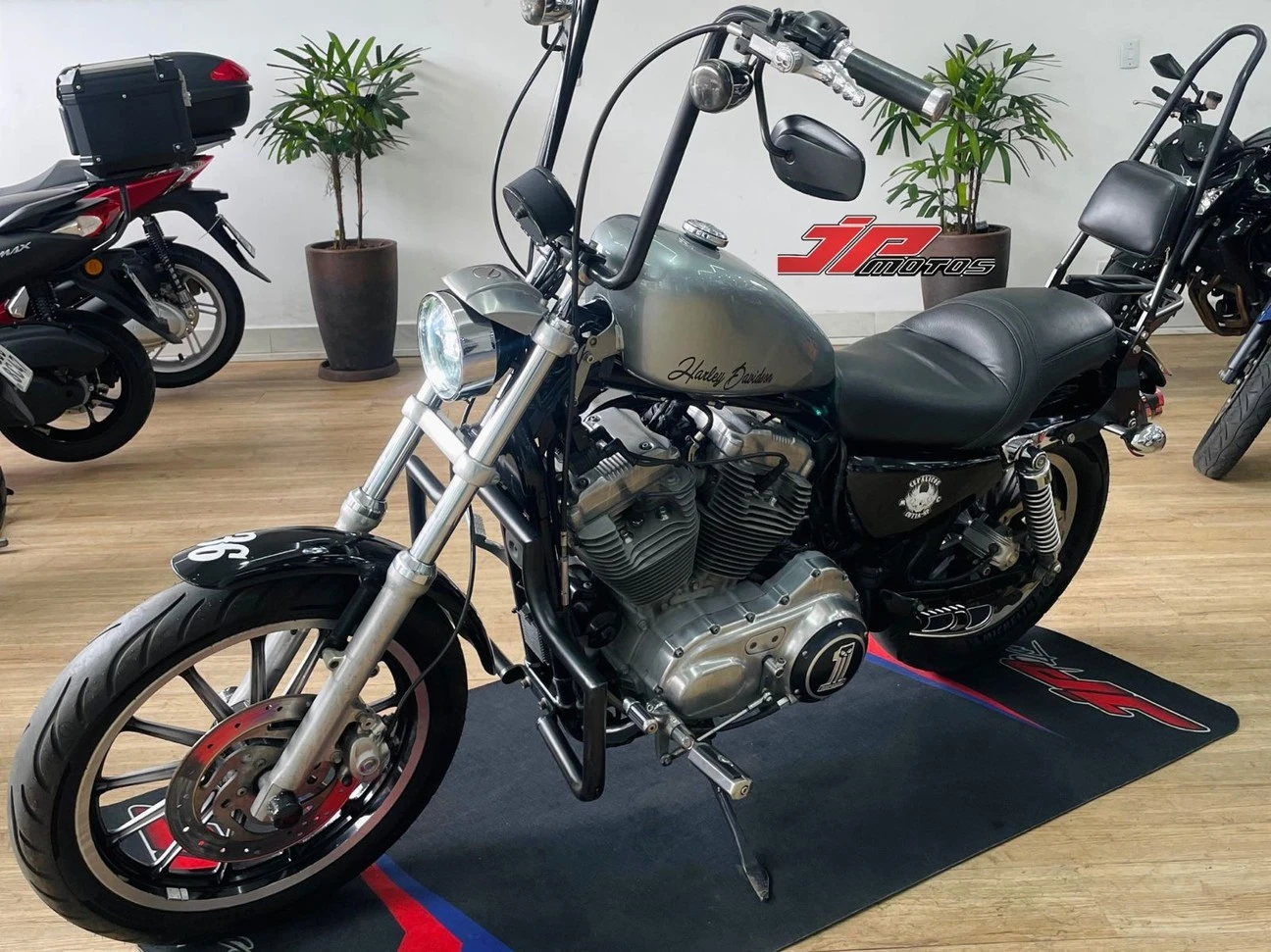 HARLEY-DAVIDSON SPORTSTER XL 883 R