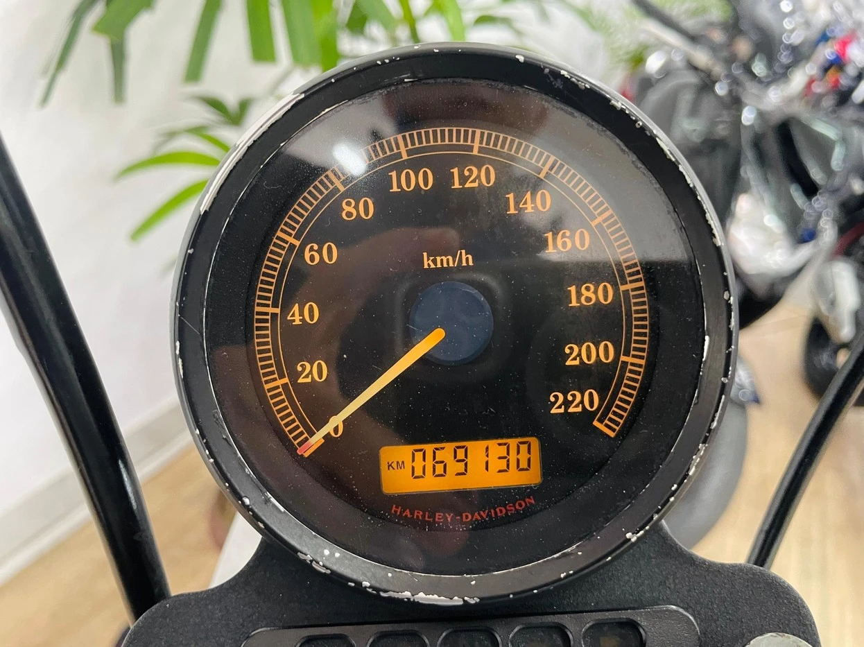 HARLEY-DAVIDSON SPORTSTER XL 883 R