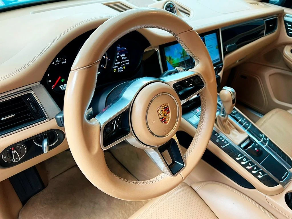 PORSCHE MACAN