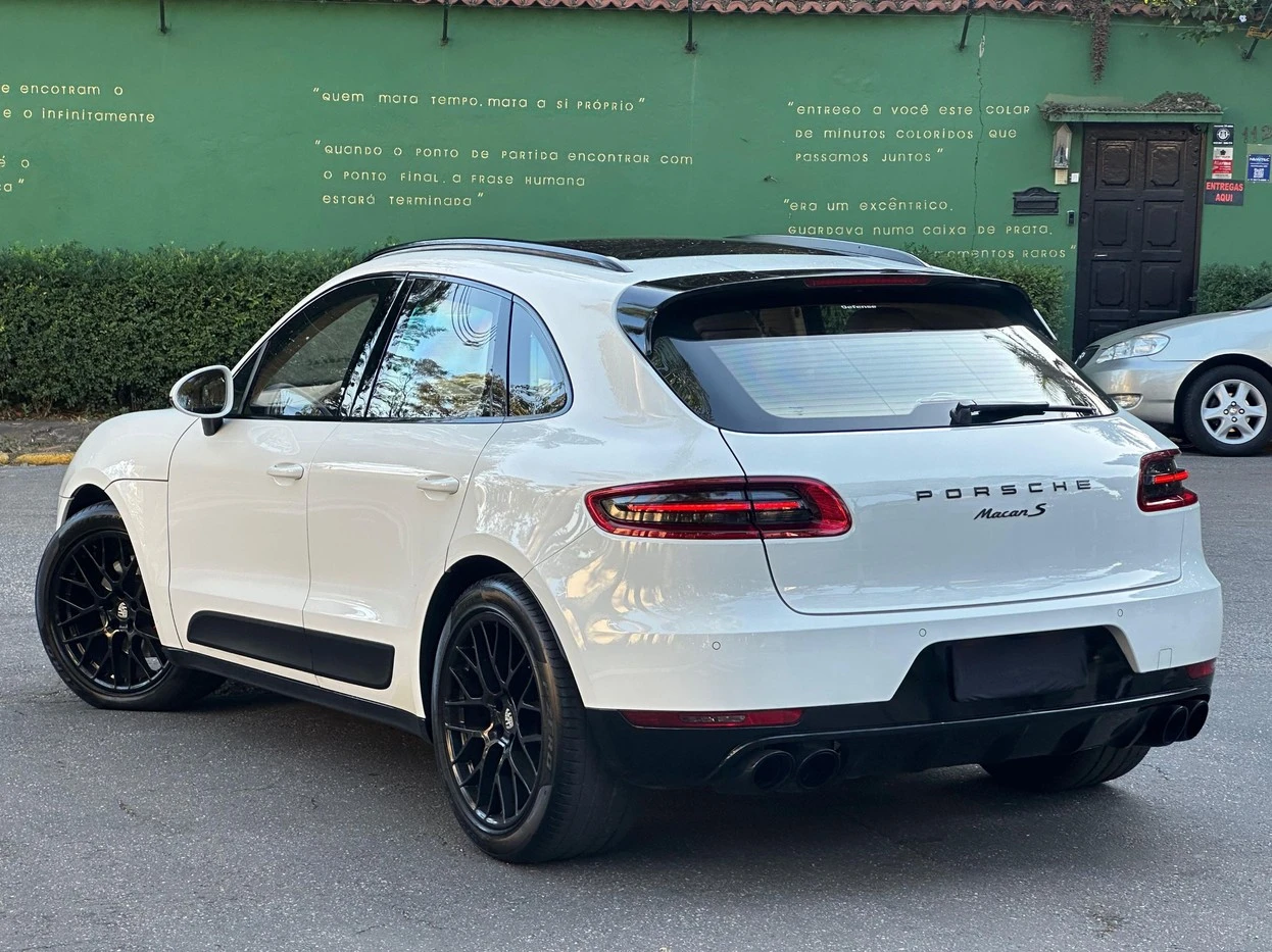 PORSCHE MACAN