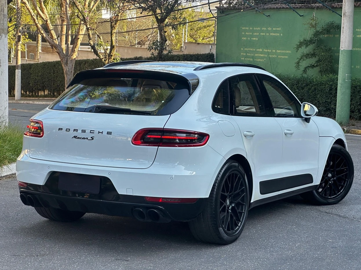 PORSCHE MACAN