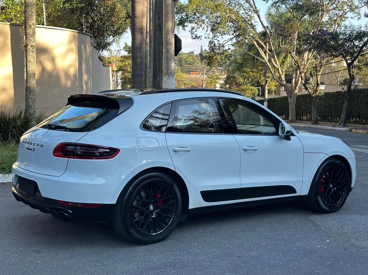 PORSCHE MACAN