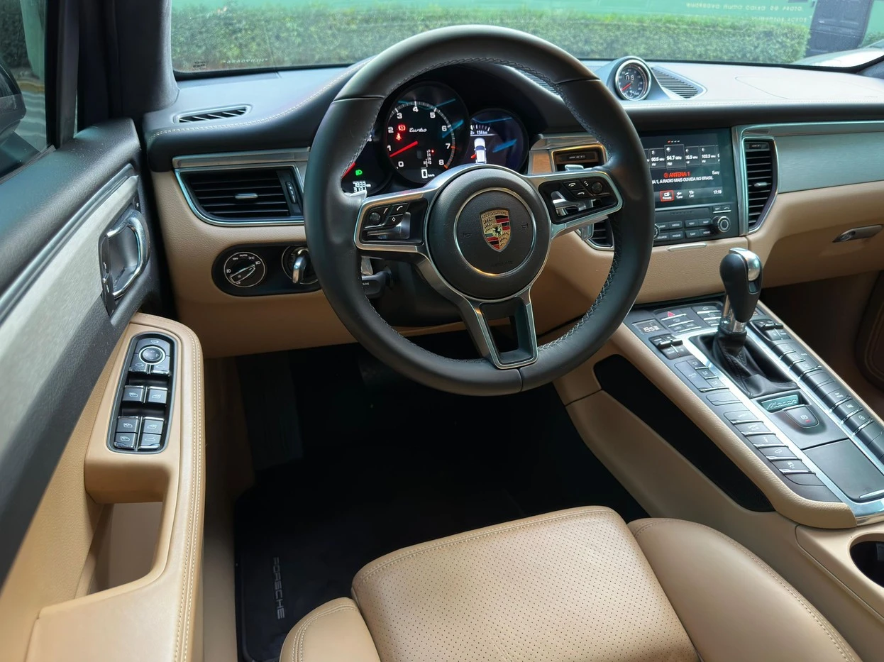 PORSCHE MACAN