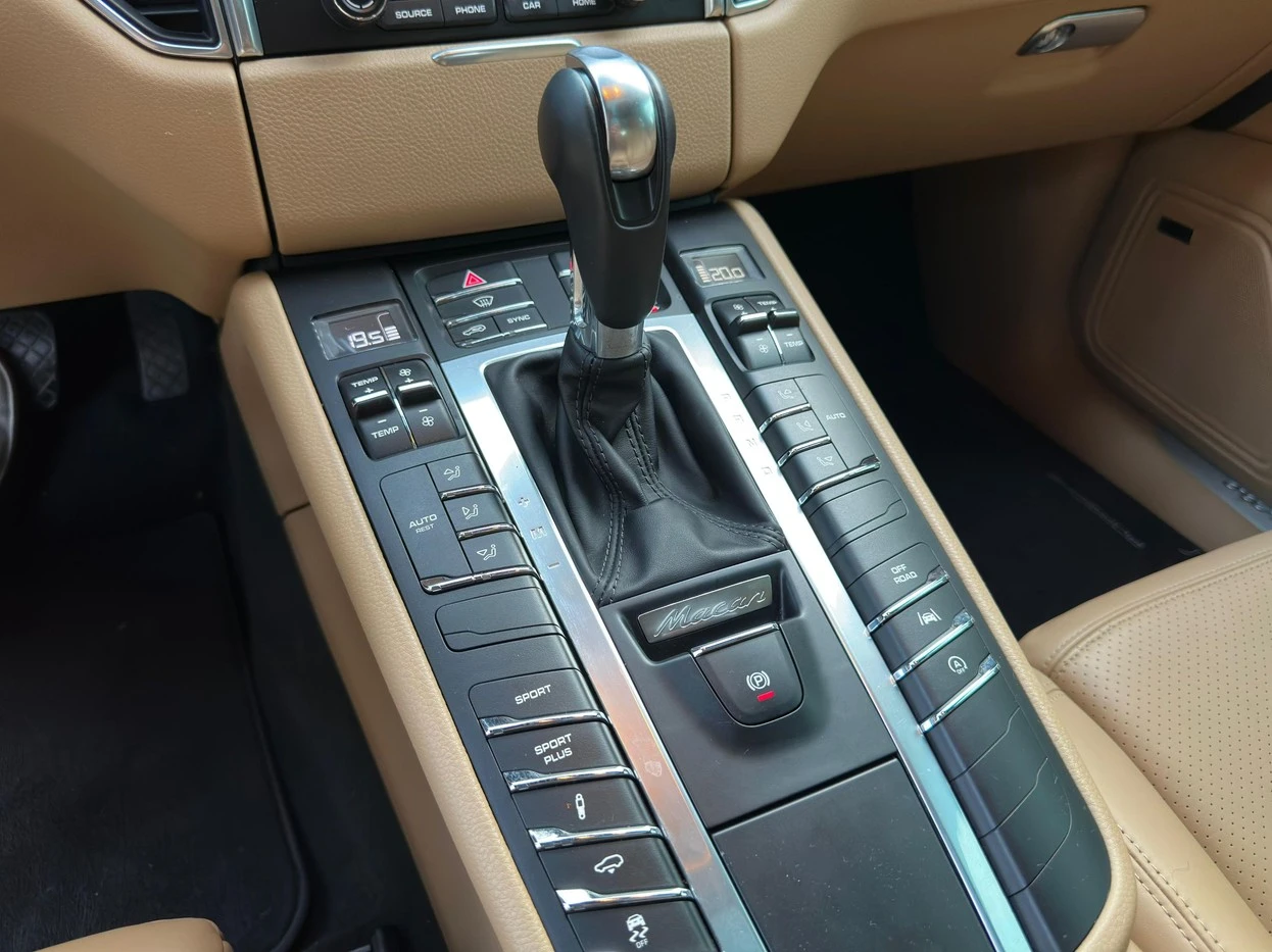 PORSCHE MACAN