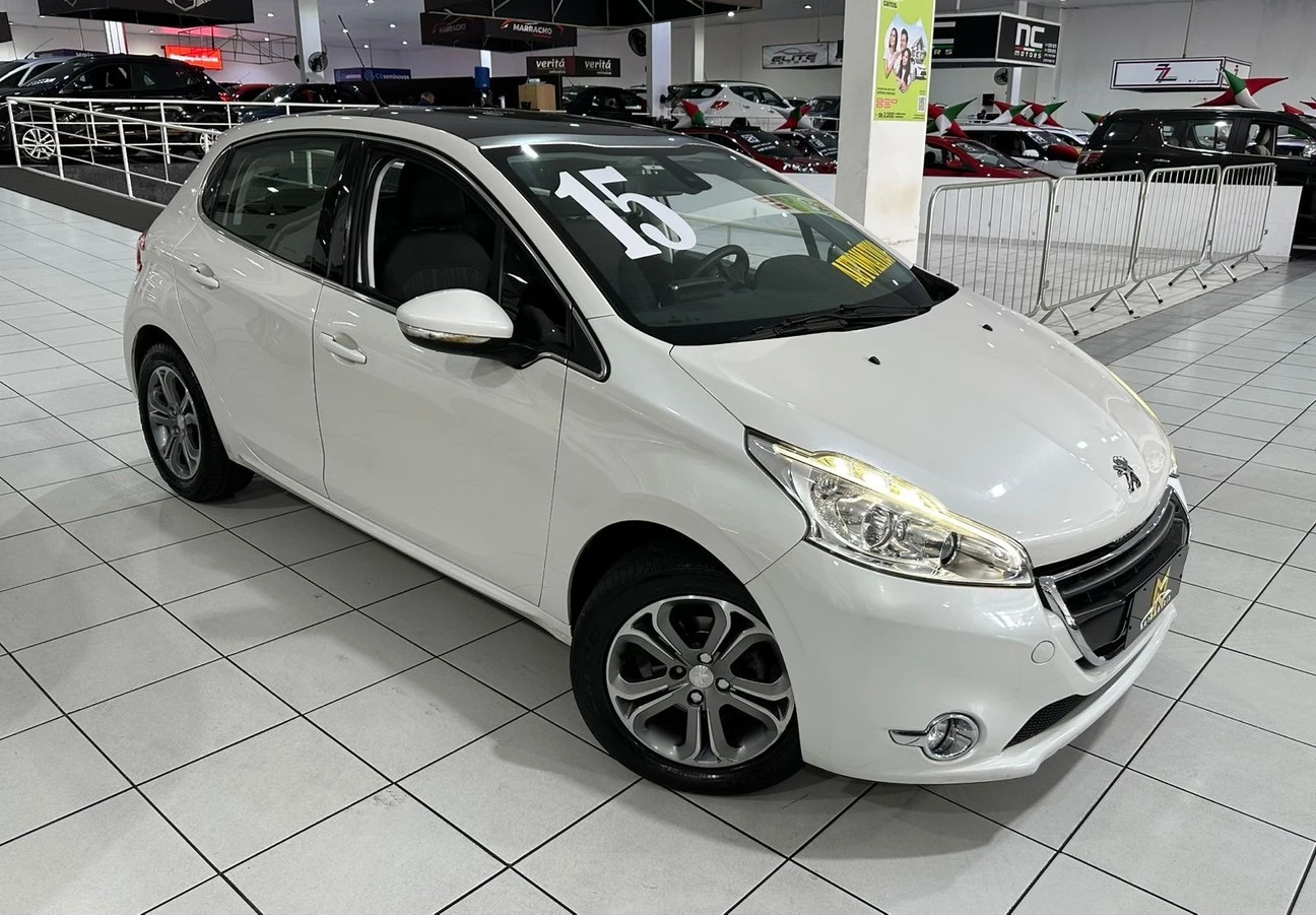 PEUGEOT 208