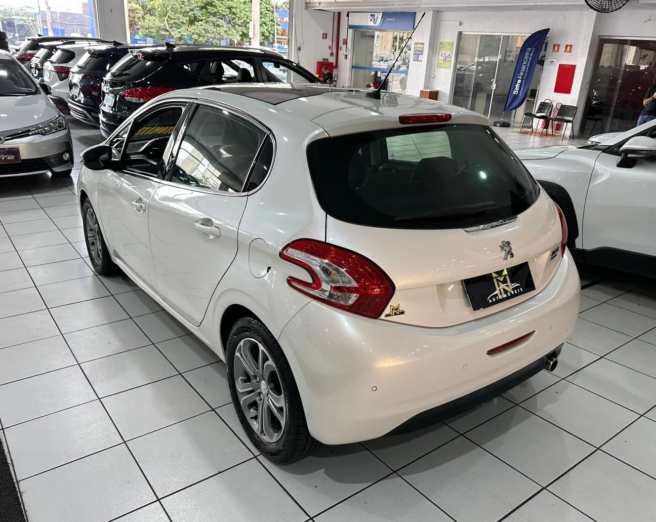 PEUGEOT 208