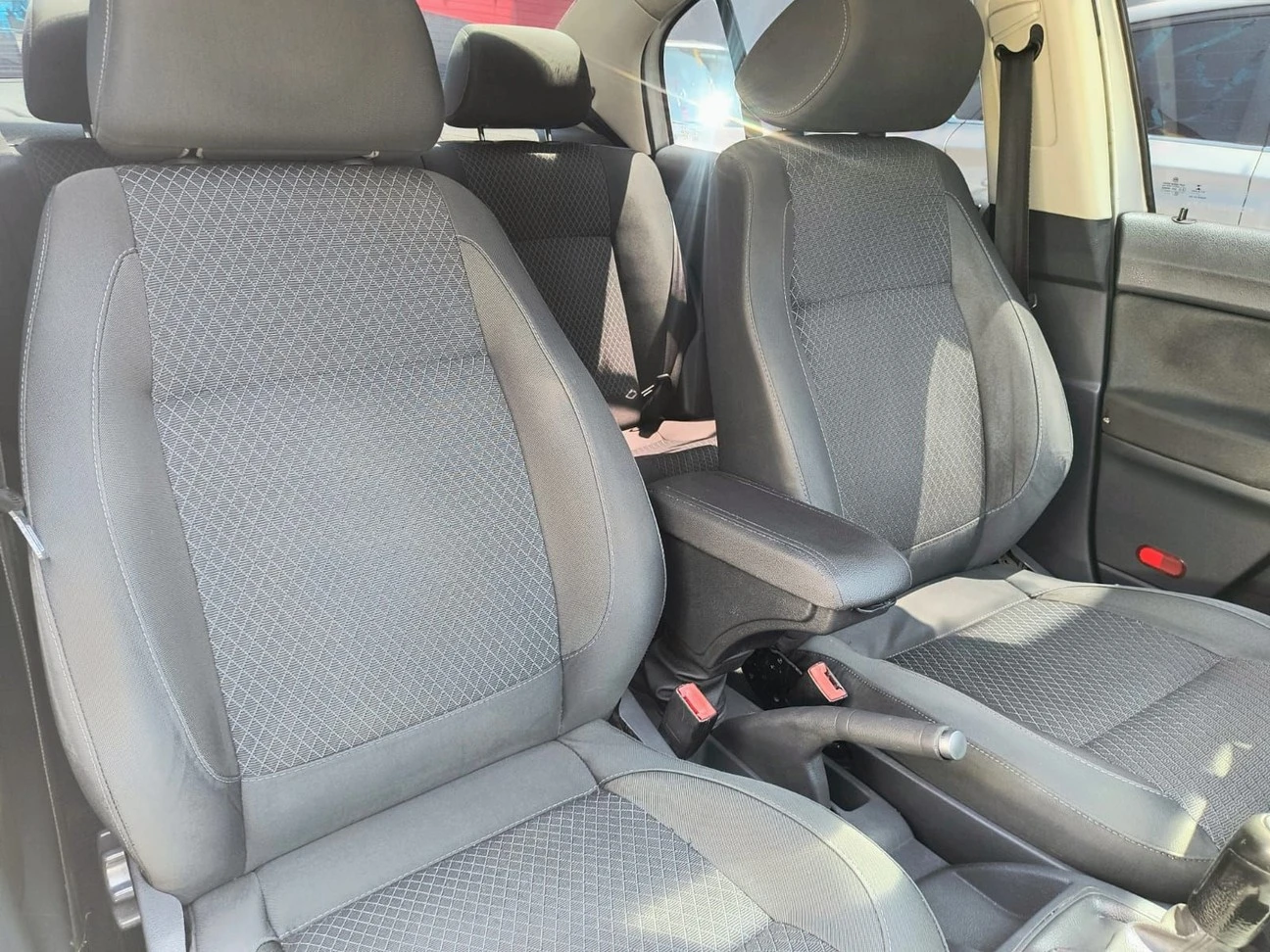 VOLKSWAGEN POLO SEDAN