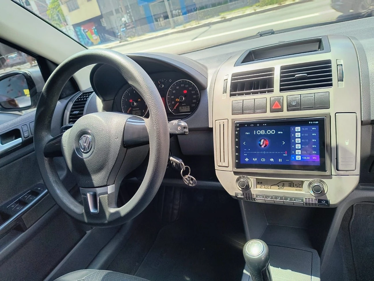 VOLKSWAGEN POLO SEDAN