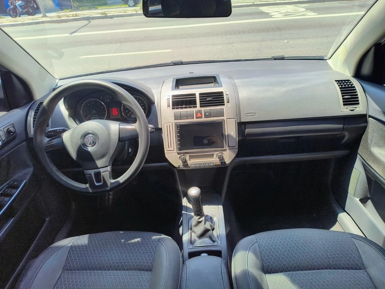 VOLKSWAGEN POLO SEDAN