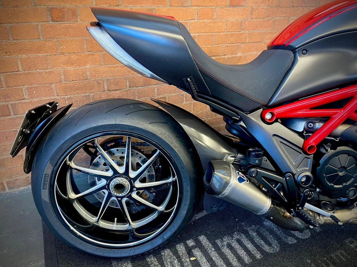 DUCATI DIAVEL CARBON