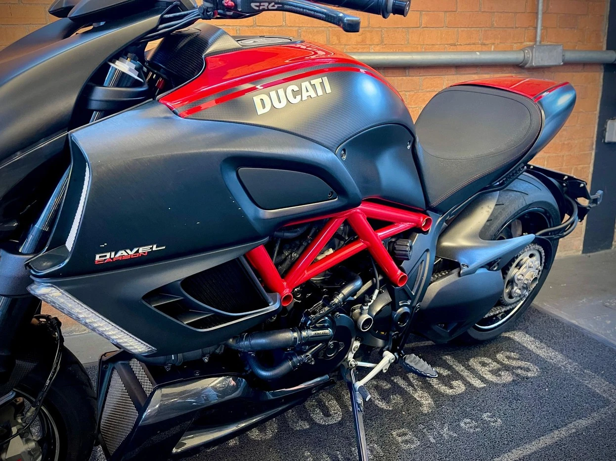 DUCATI DIAVEL CARBON
