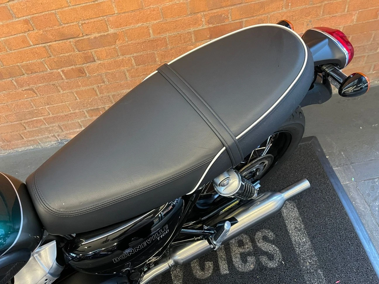 TRIUMPH BONNEVILLE T100 900