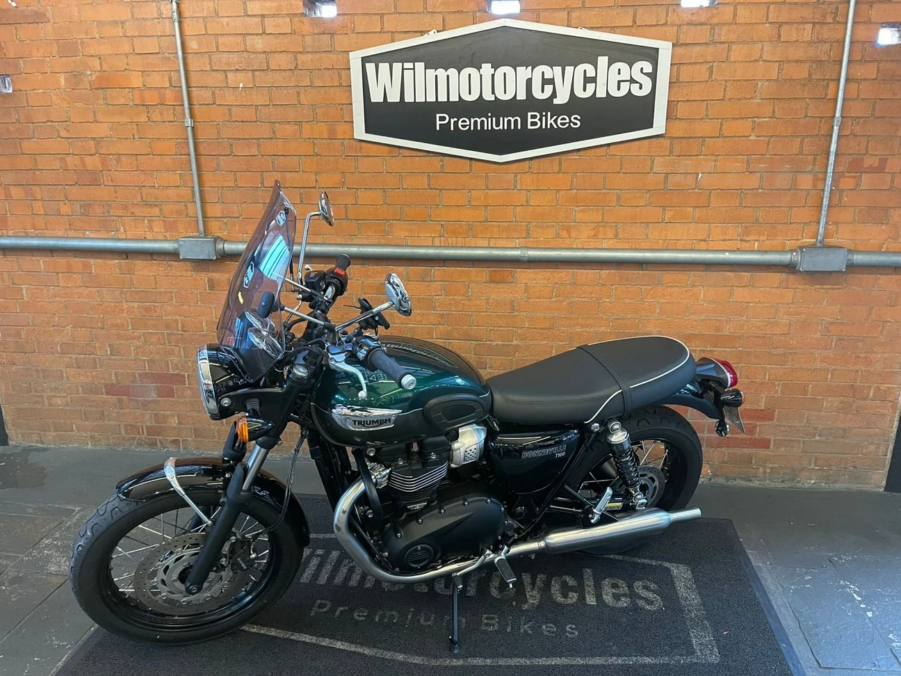 TRIUMPH BONNEVILLE T100 900