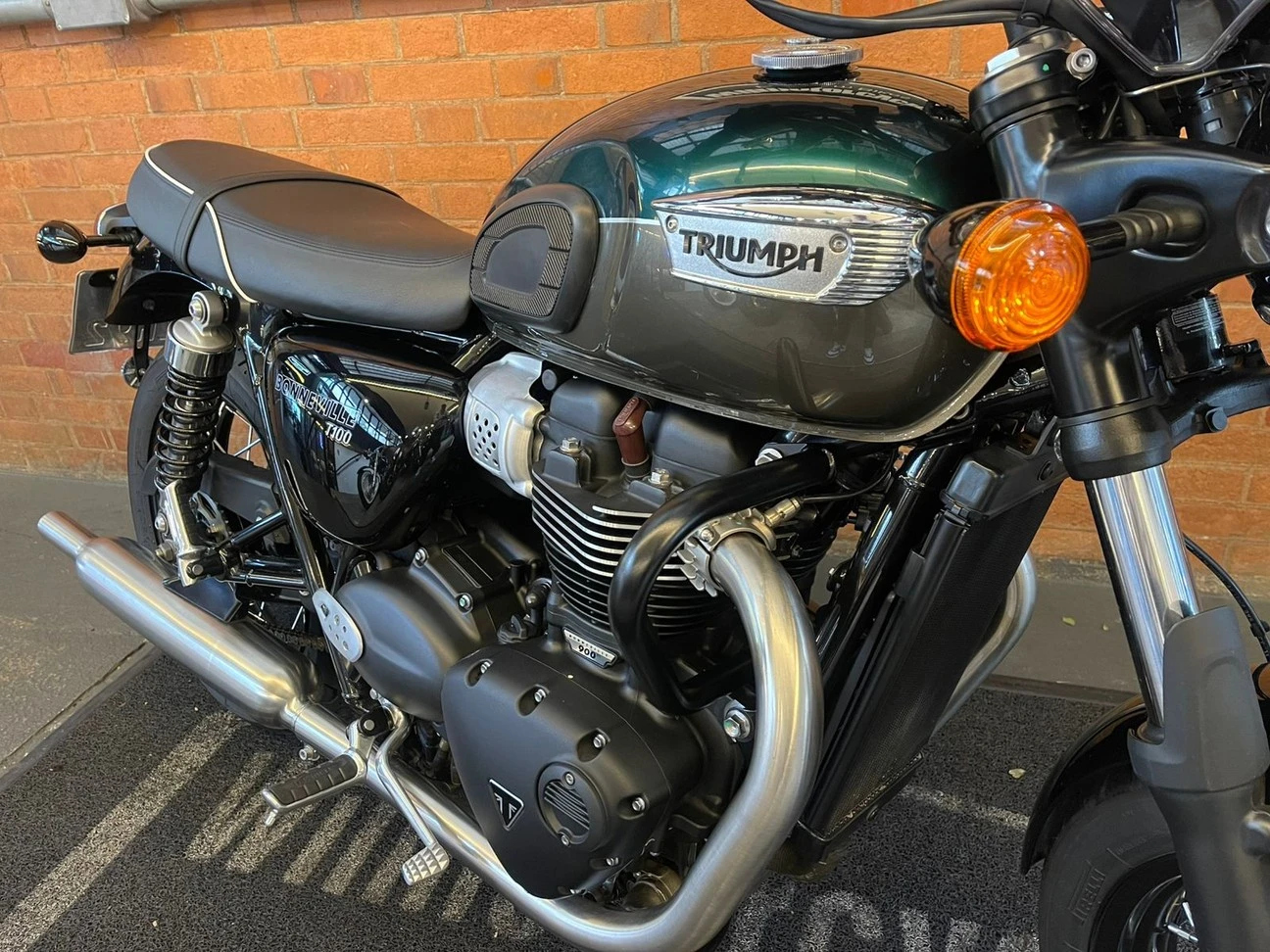 TRIUMPH BONNEVILLE T100 900