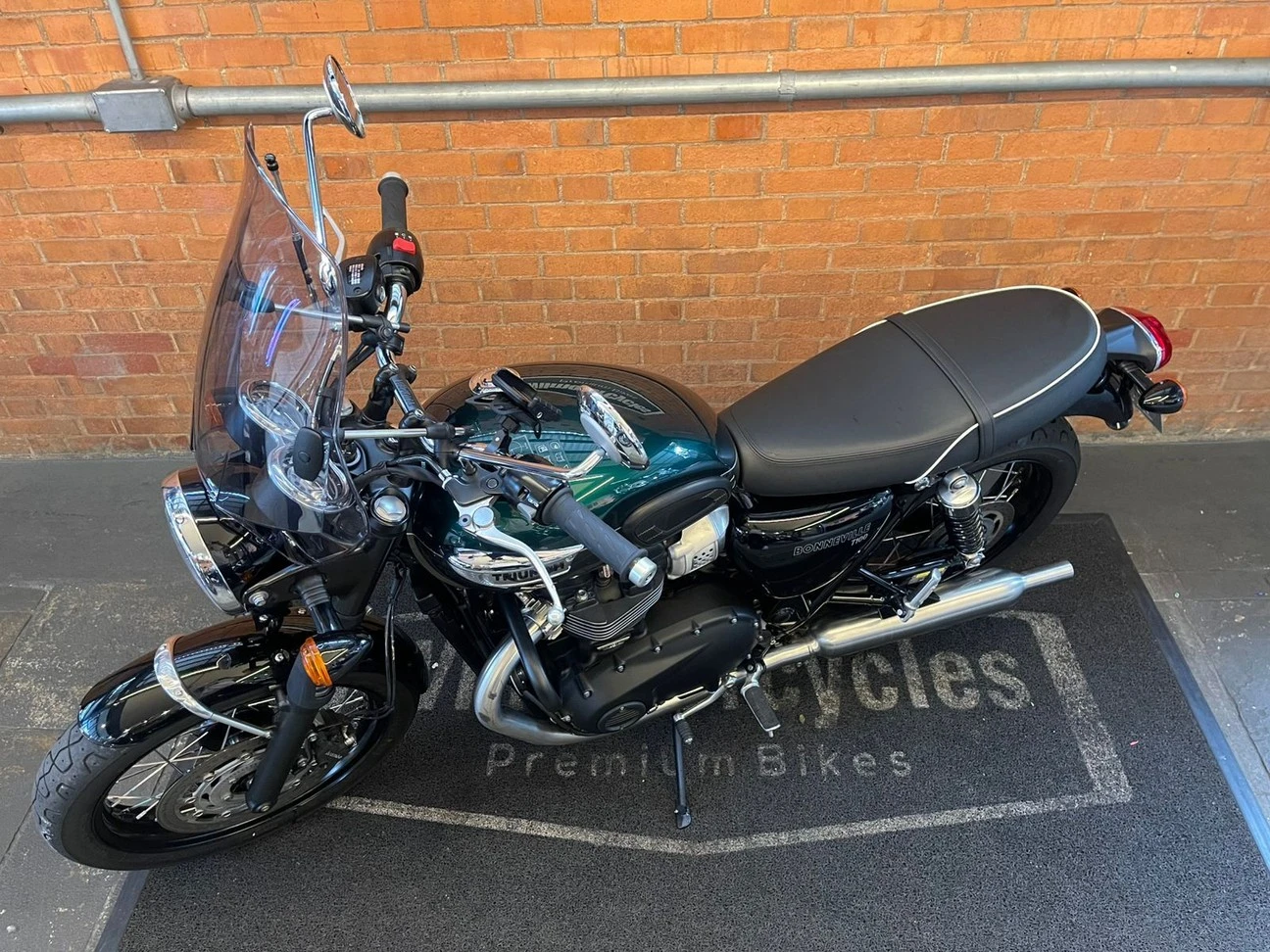 TRIUMPH BONNEVILLE T100 900