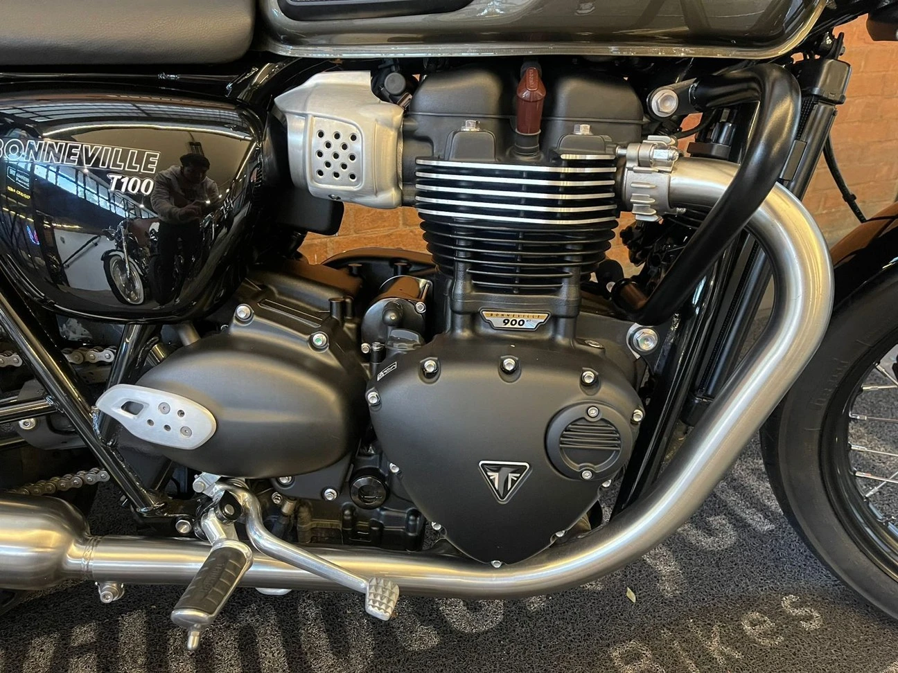TRIUMPH BONNEVILLE T100 900