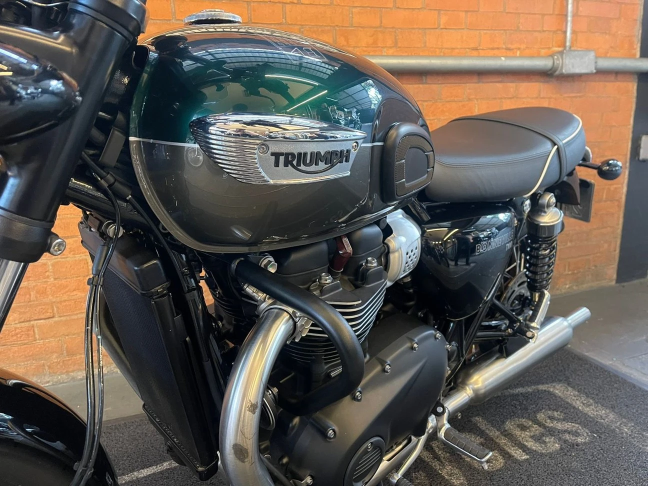 TRIUMPH BONNEVILLE T100 900