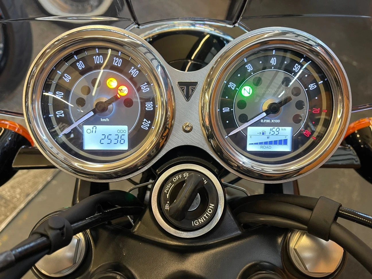 TRIUMPH BONNEVILLE T100 900