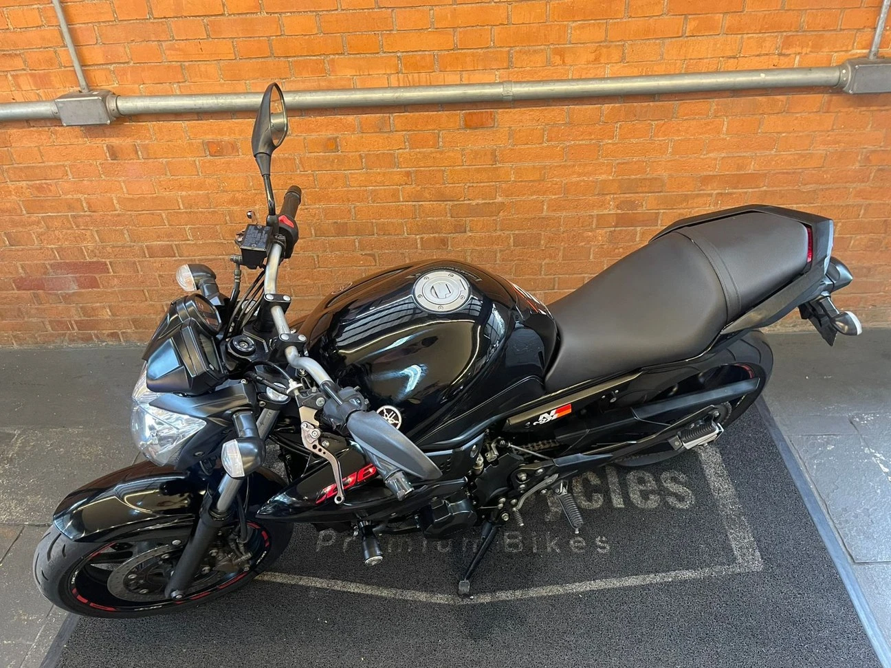 YAMAHA XJ6 N