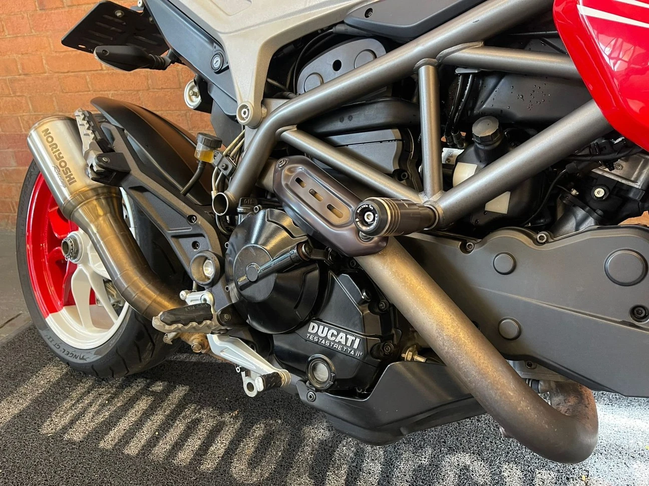 DUCATI HYPERSTRADA 821