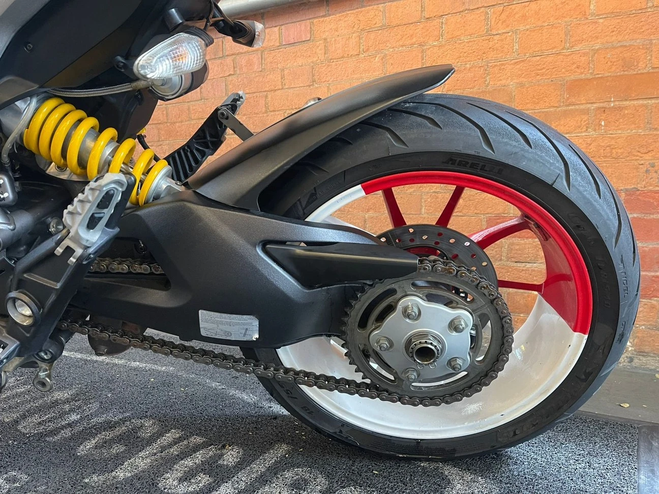 DUCATI HYPERSTRADA 821