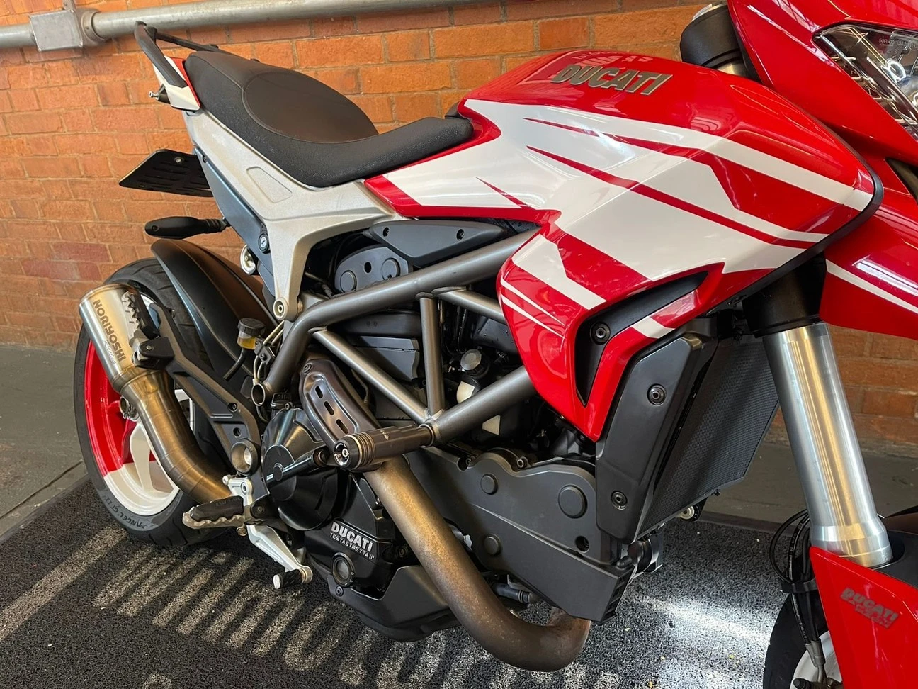 DUCATI HYPERSTRADA 821