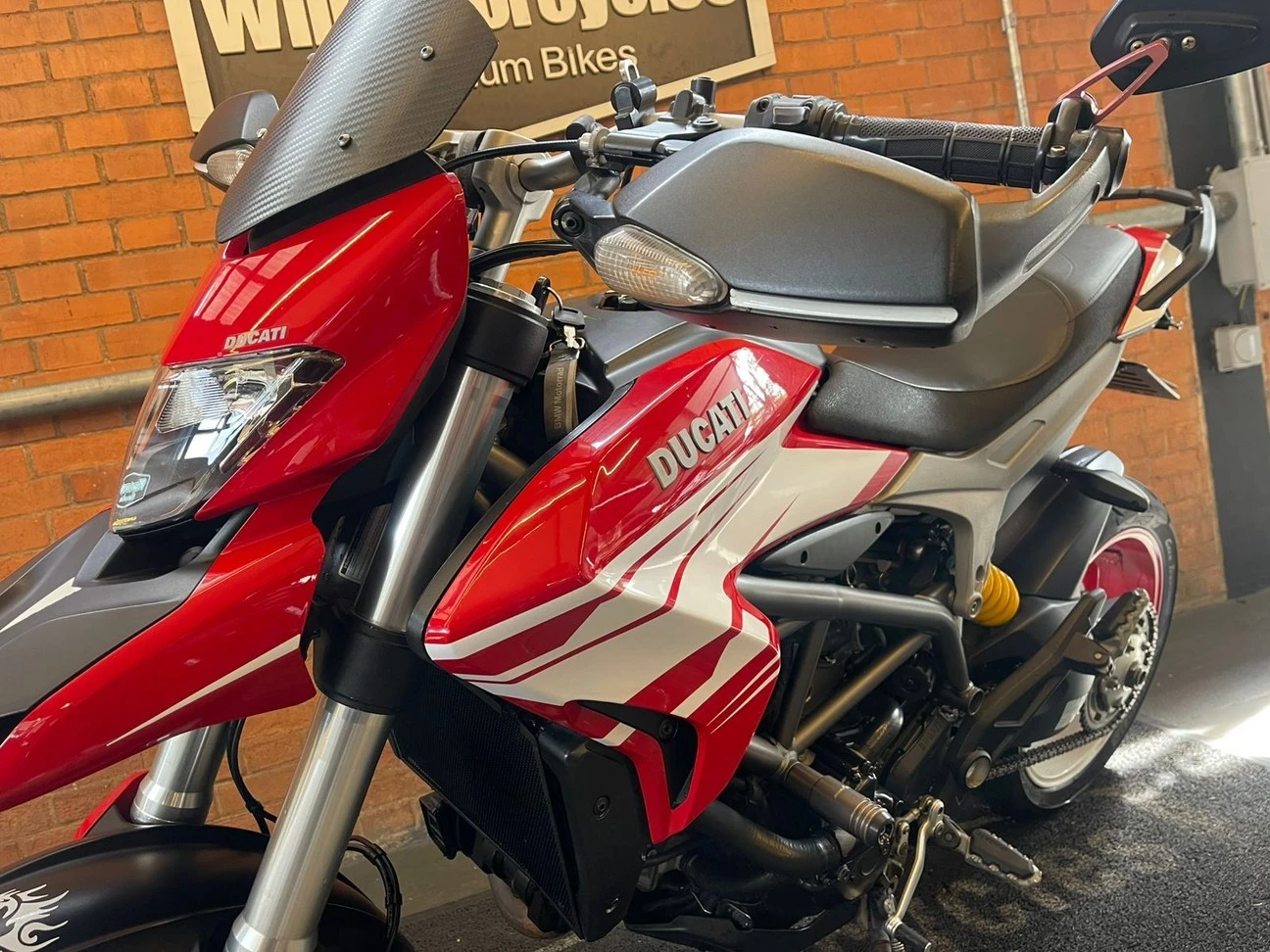 DUCATI HYPERSTRADA 821