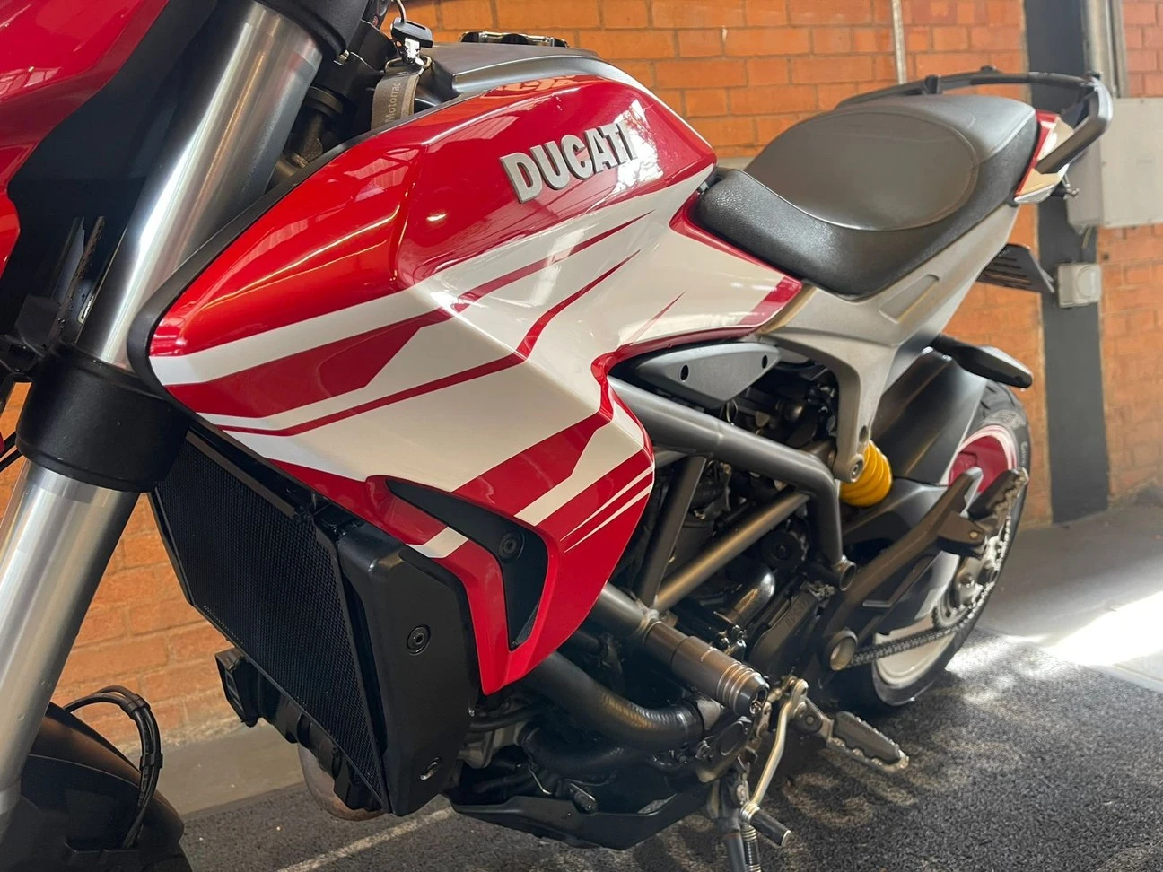 DUCATI HYPERSTRADA 821