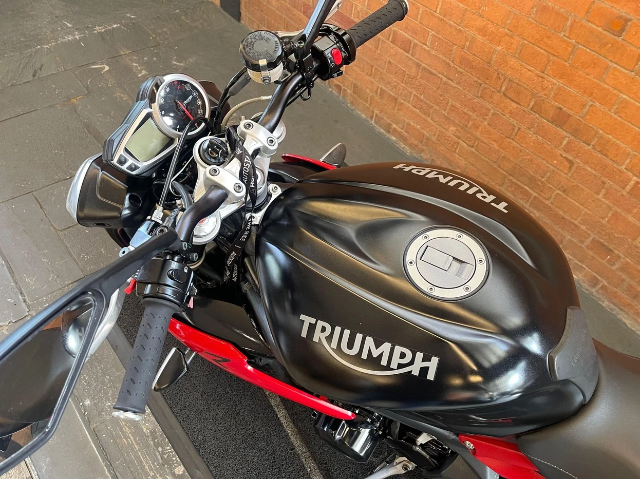 TRIUMPH STREET TRIPLE 675 ABS