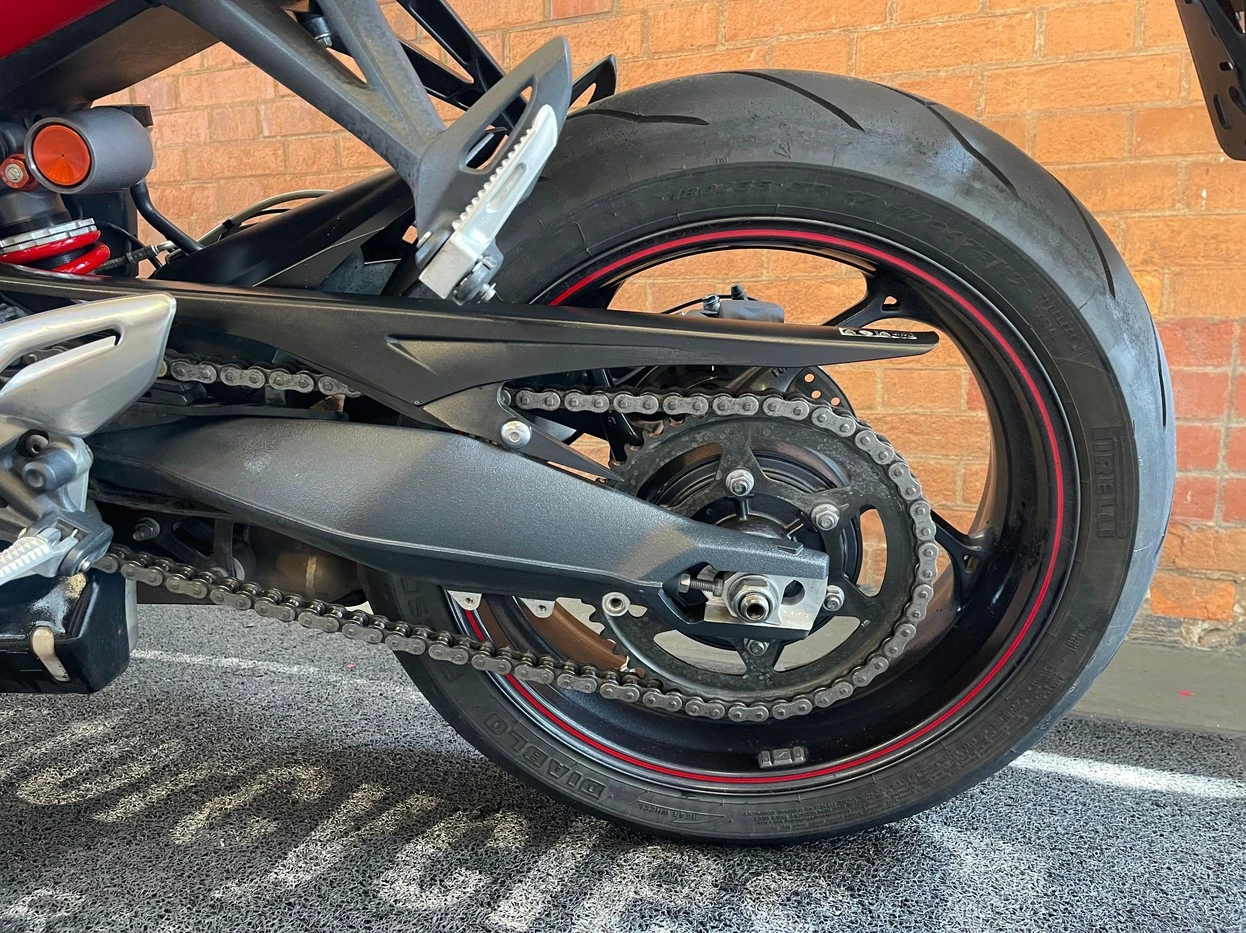 TRIUMPH STREET TRIPLE 675 ABS