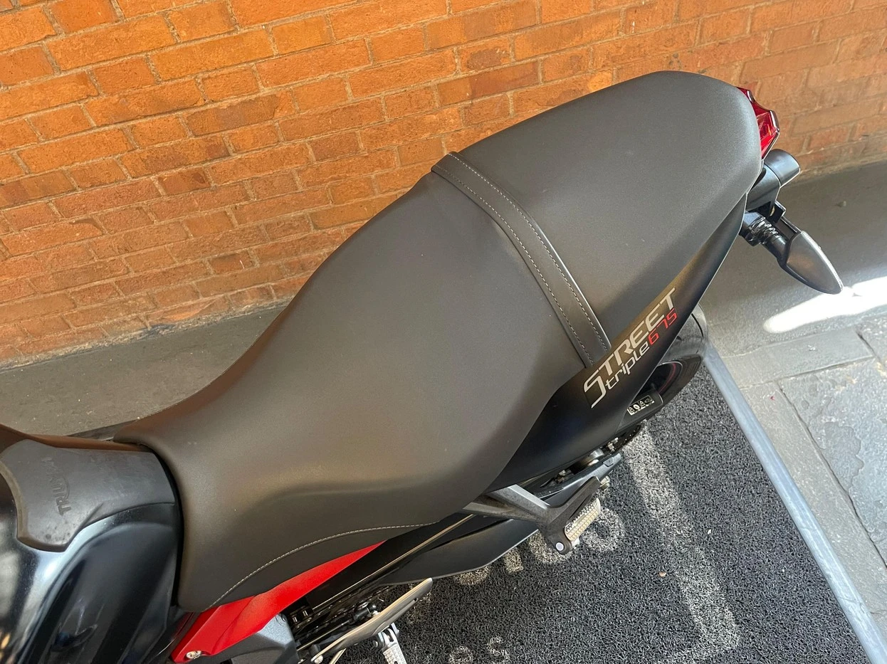 TRIUMPH STREET TRIPLE 675 ABS