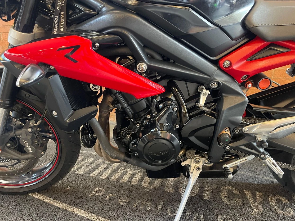 TRIUMPH STREET TRIPLE 675 ABS