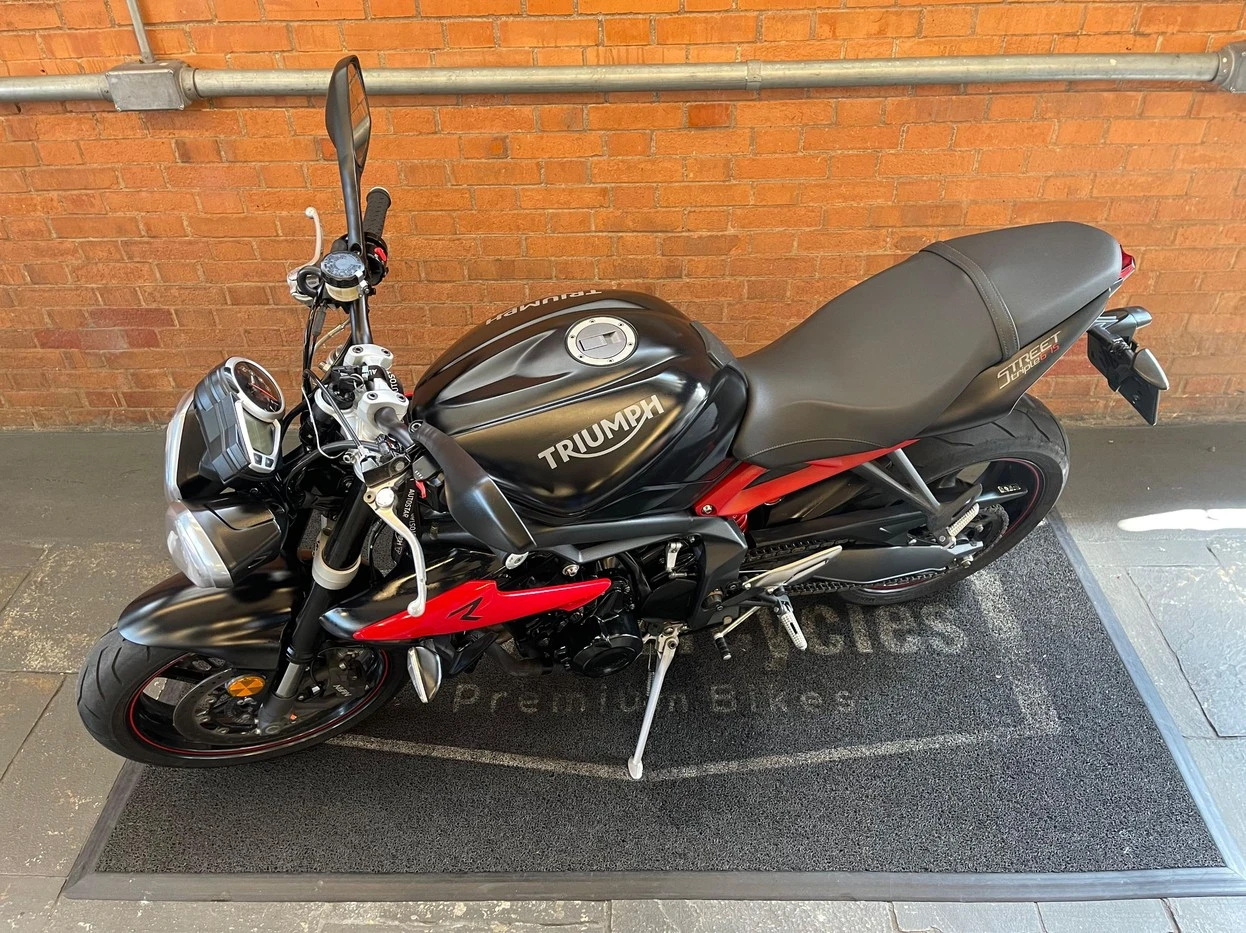 TRIUMPH STREET TRIPLE 675 ABS