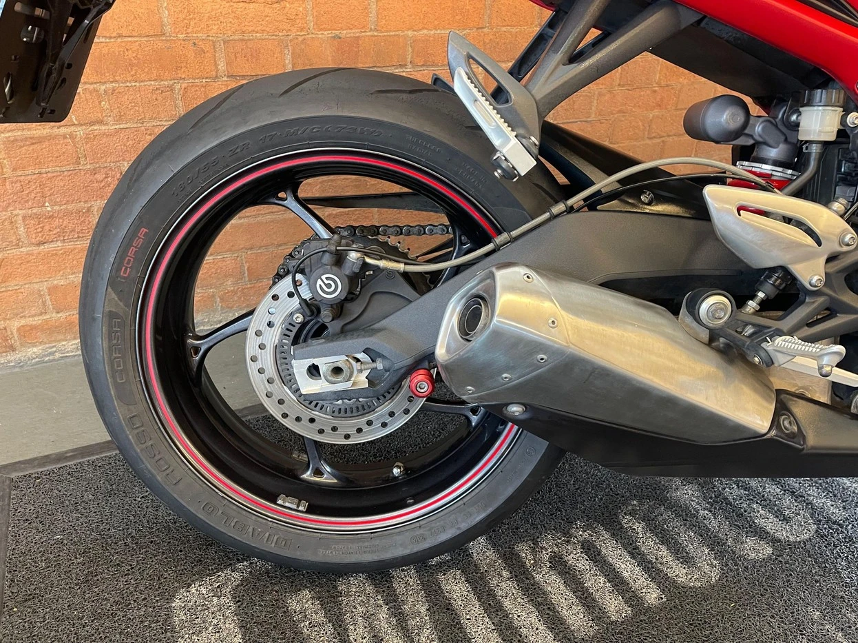 TRIUMPH STREET TRIPLE 675 ABS