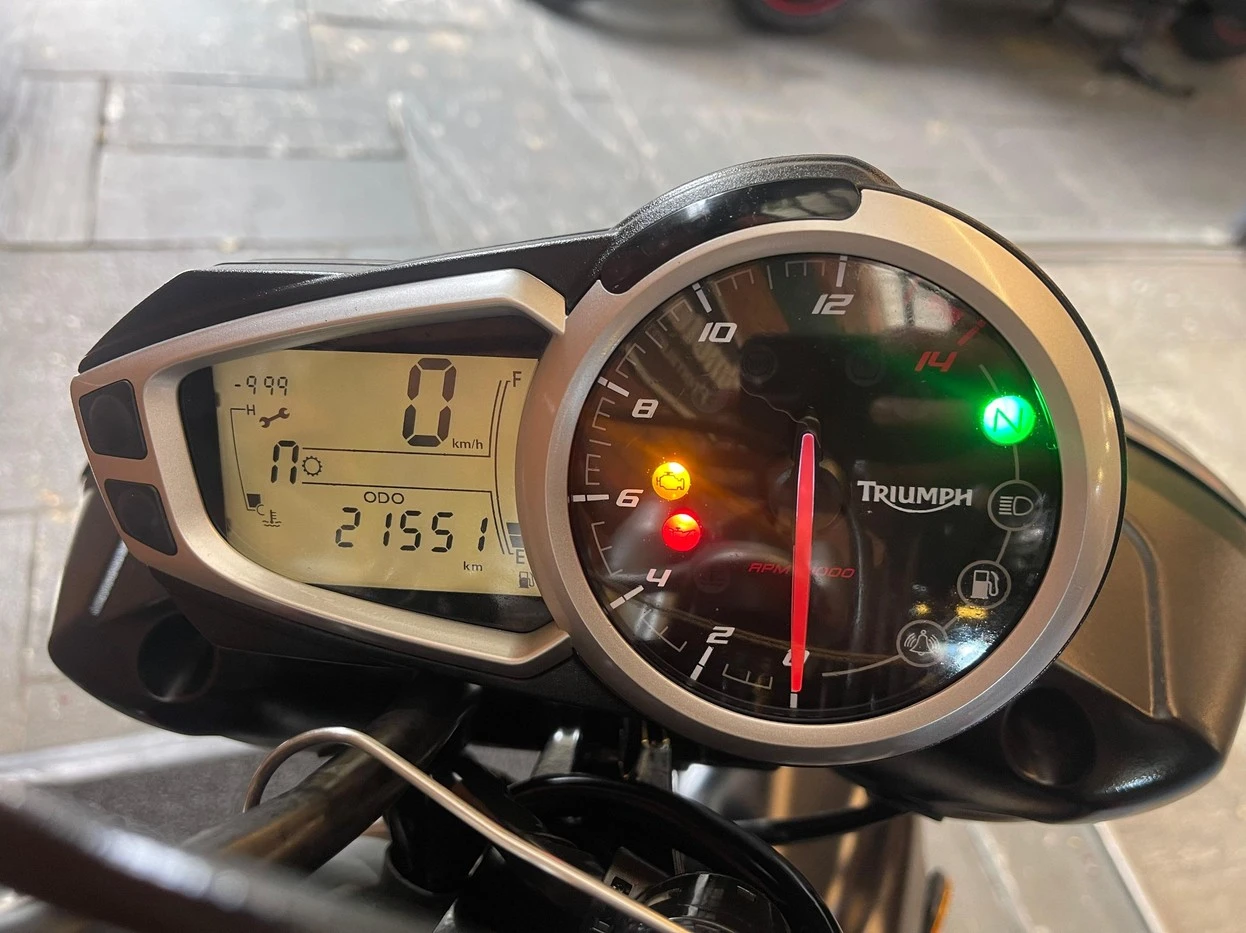 TRIUMPH STREET TRIPLE 675 ABS