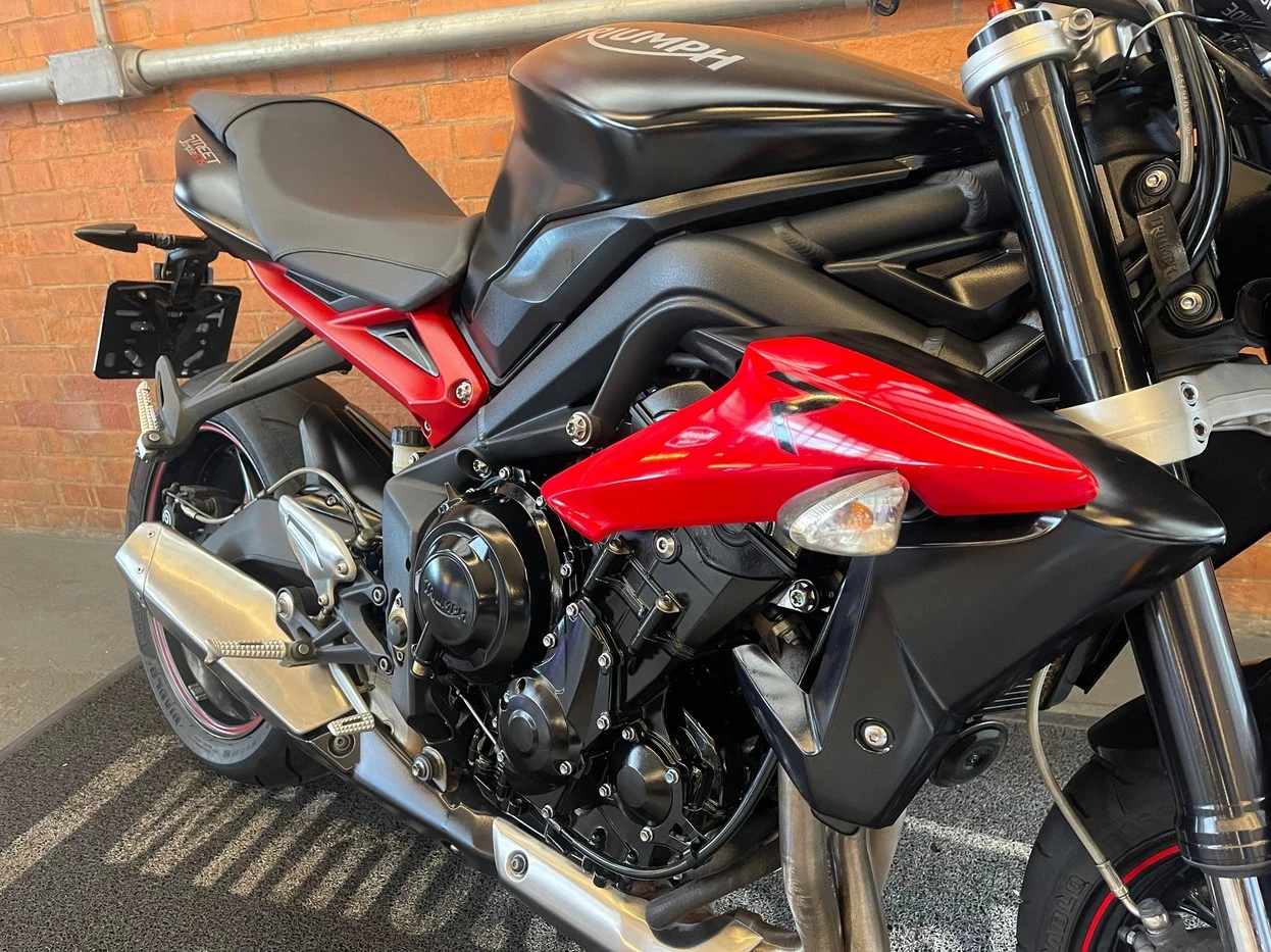 TRIUMPH STREET TRIPLE 675 ABS
