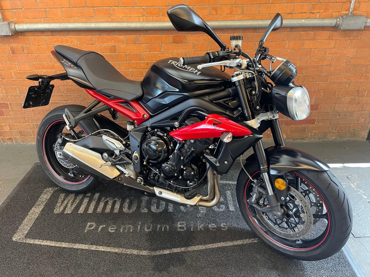 TRIUMPH STREET TRIPLE 675 ABS