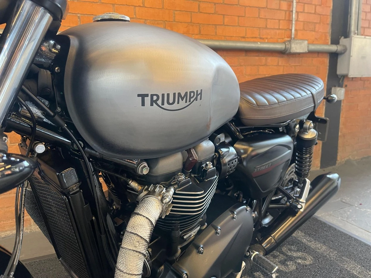 TRIUMPH STREET TWIN