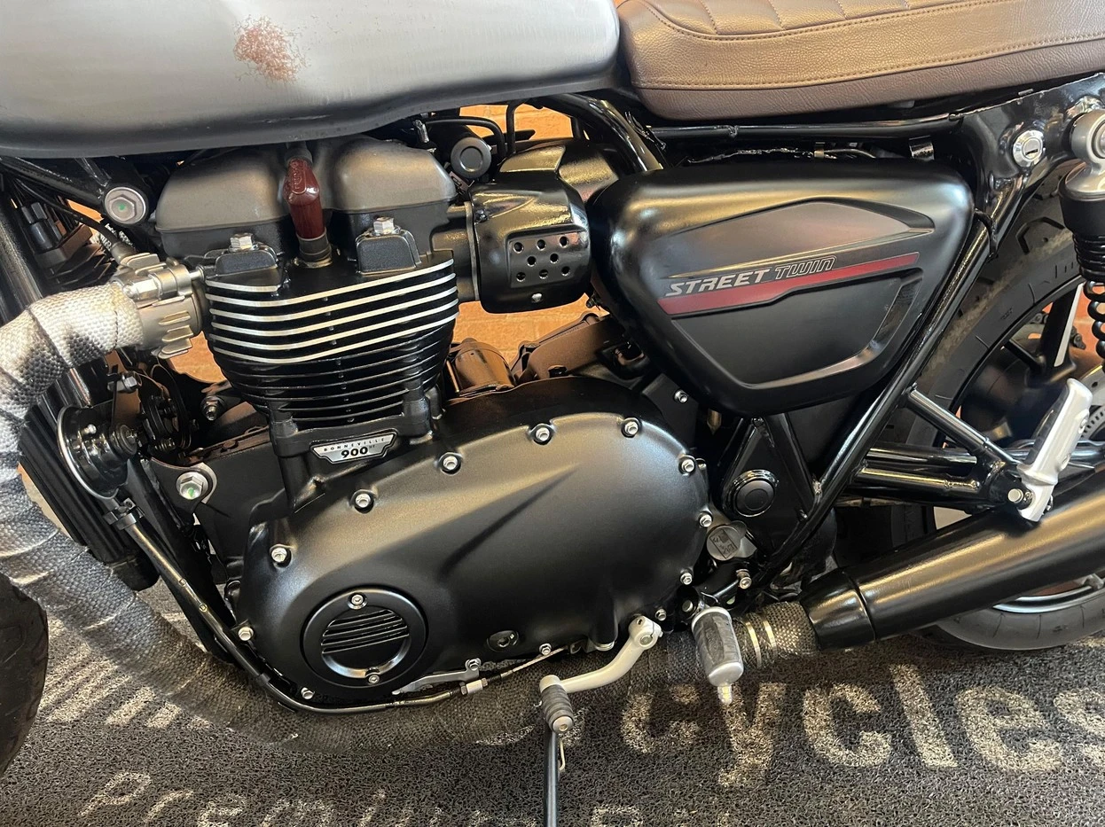 TRIUMPH STREET TWIN