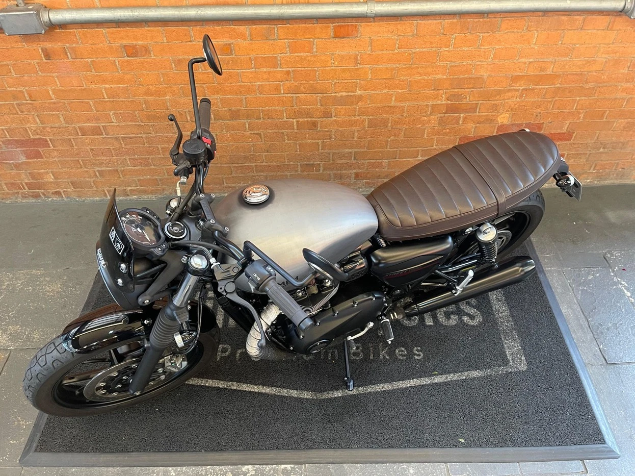 TRIUMPH STREET TWIN