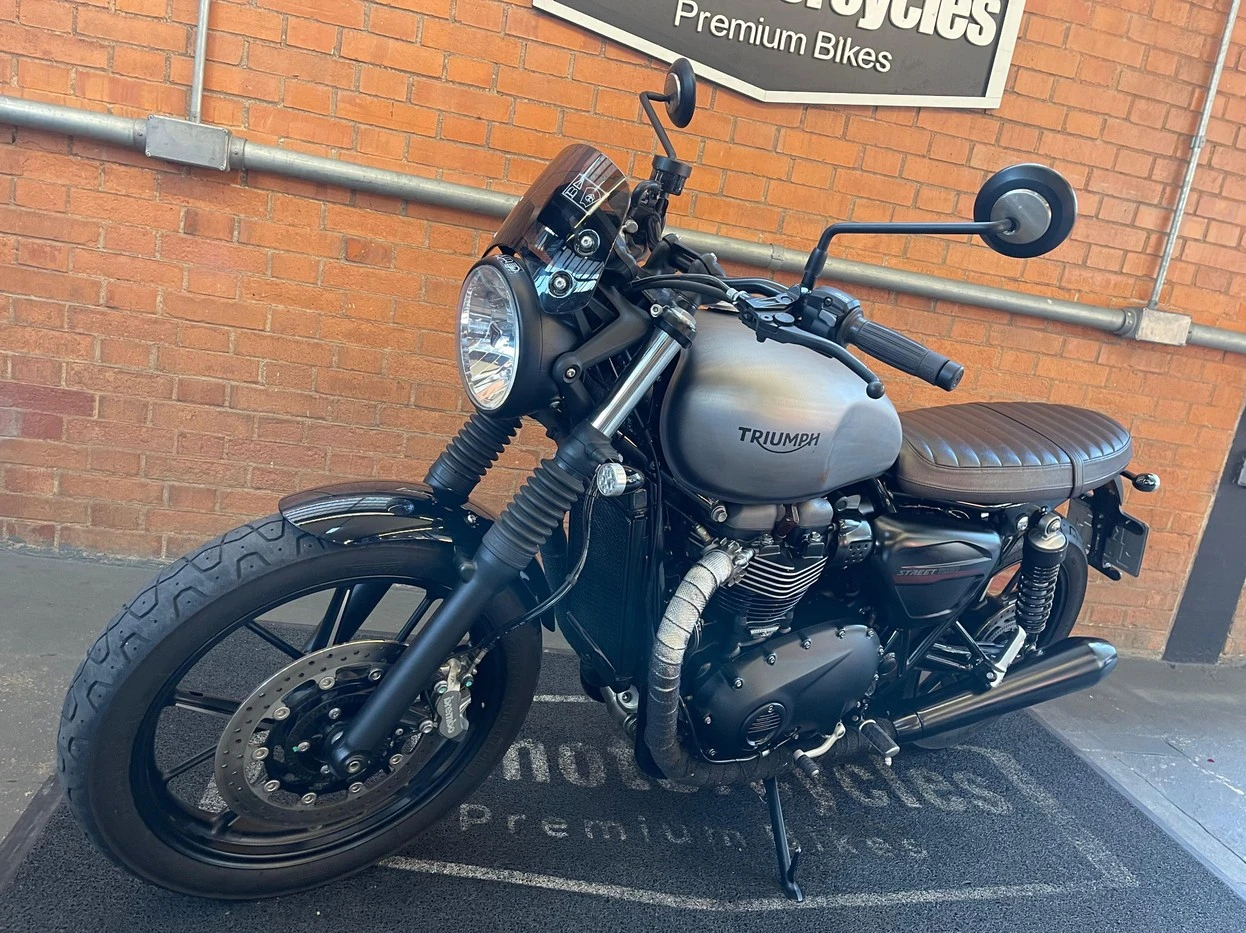 TRIUMPH STREET TWIN