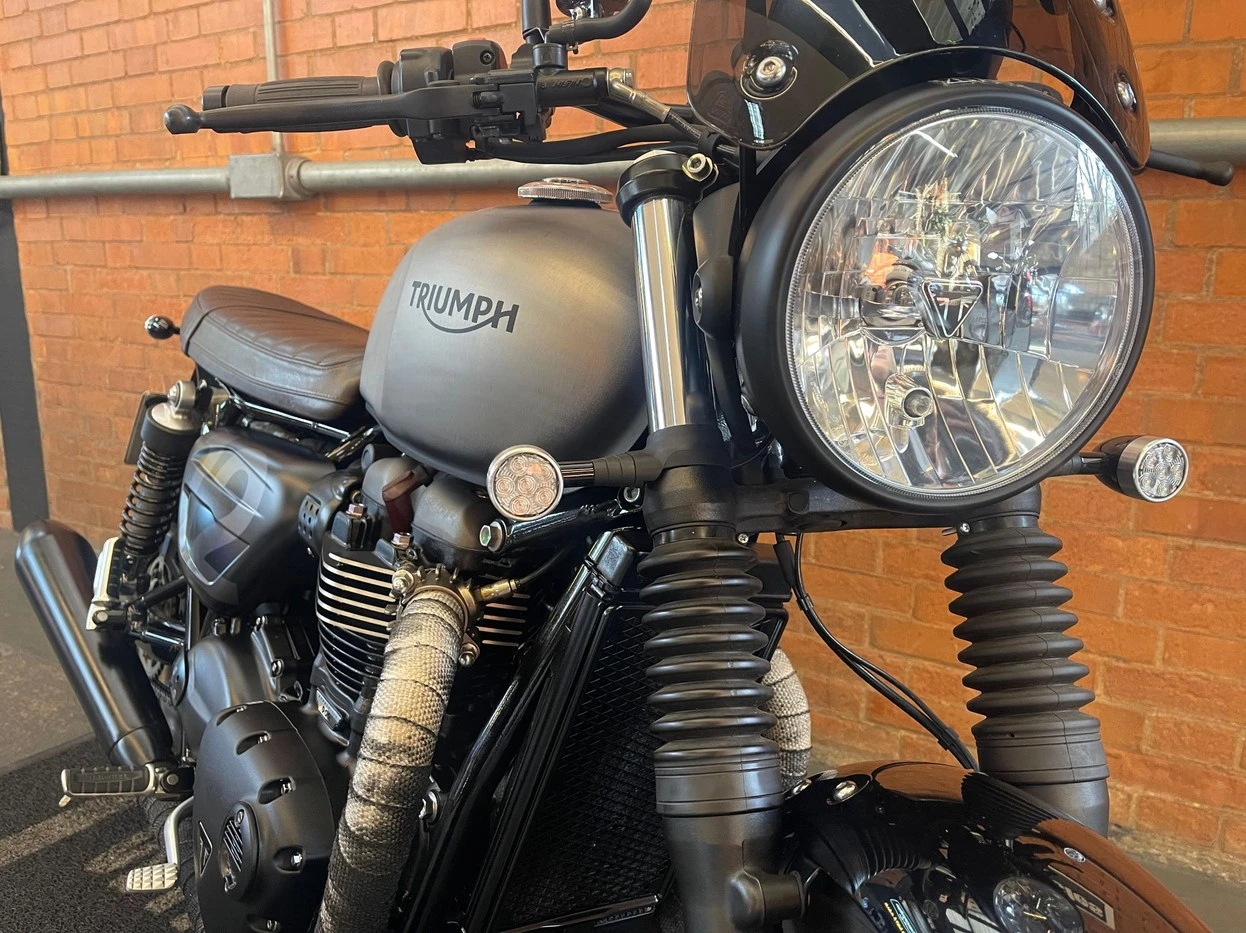 TRIUMPH STREET TWIN