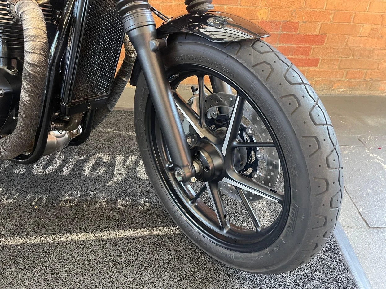 TRIUMPH STREET TWIN