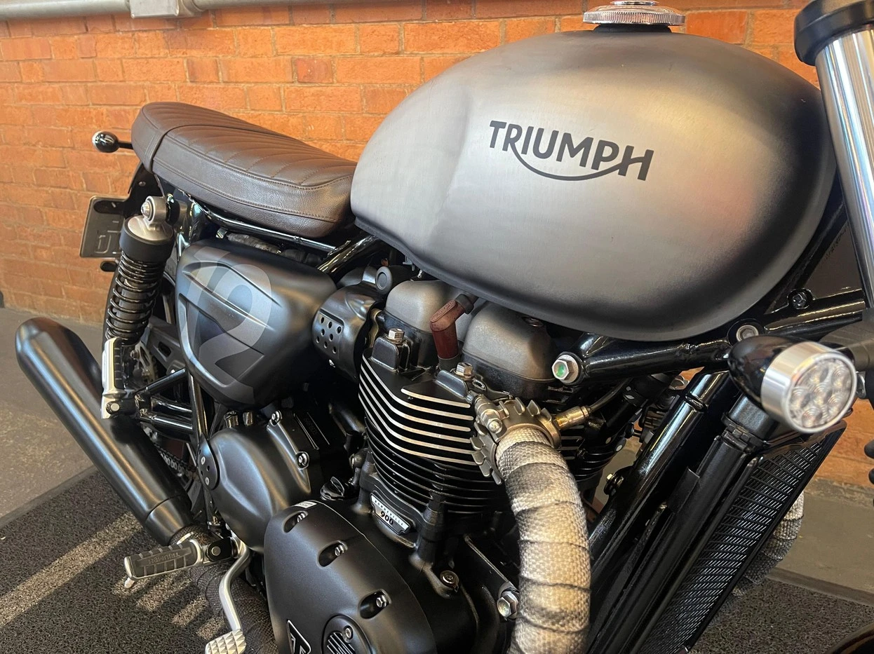 TRIUMPH STREET TWIN