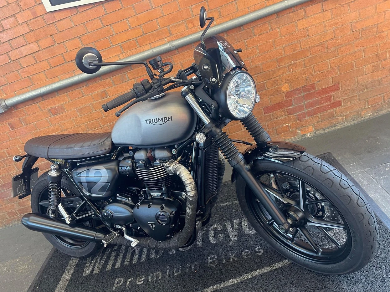 TRIUMPH STREET TWIN