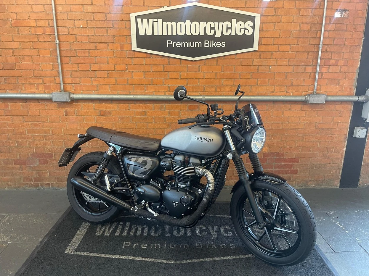 TRIUMPH STREET TWIN