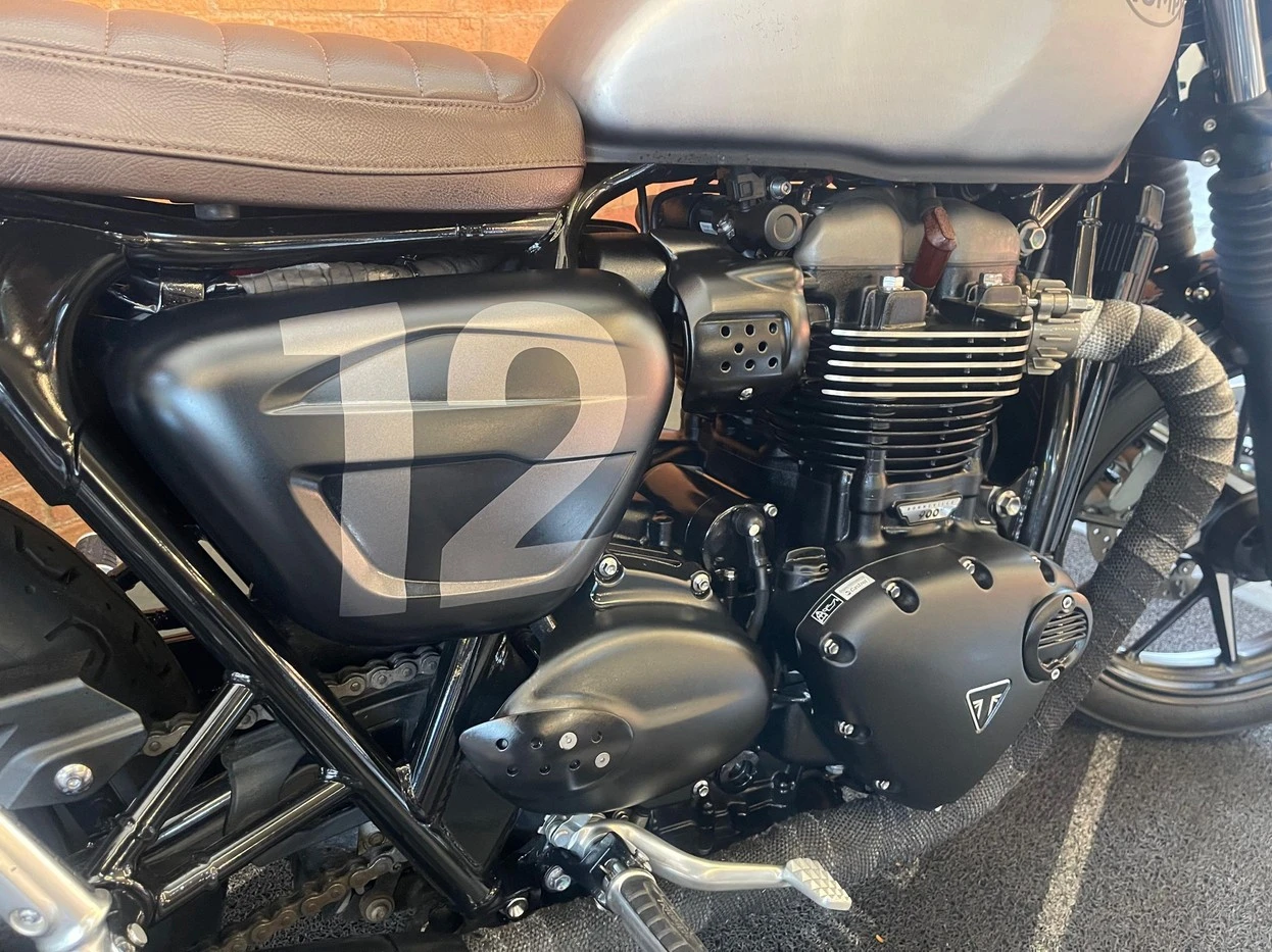 TRIUMPH STREET TWIN