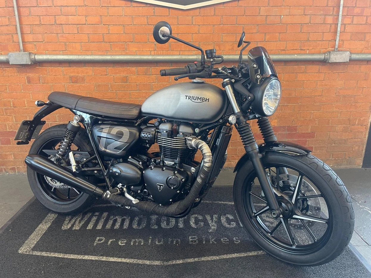 TRIUMPH STREET TWIN